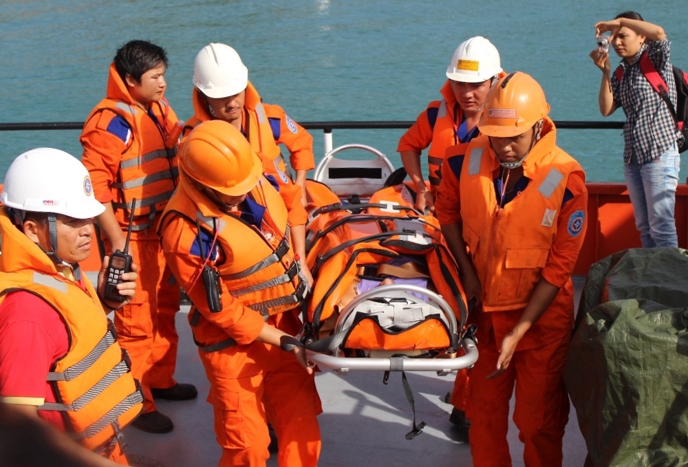 Cuu nan mot thuyen vien dau ruot thua tren bien hinh anh