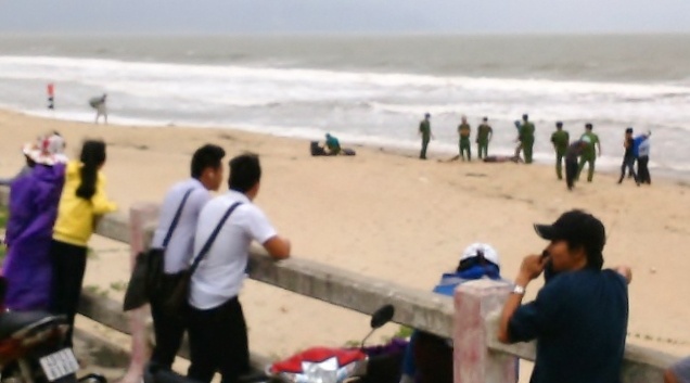 Thi the truong phinh troi dat vao bo bien hinh anh