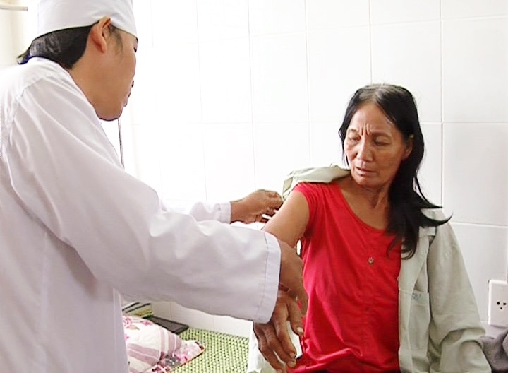 Một người dân bị rắn lục đuôi đỏ cắn đang điều trị tại bệnh viện Đa khoa Quảng Ngãi.