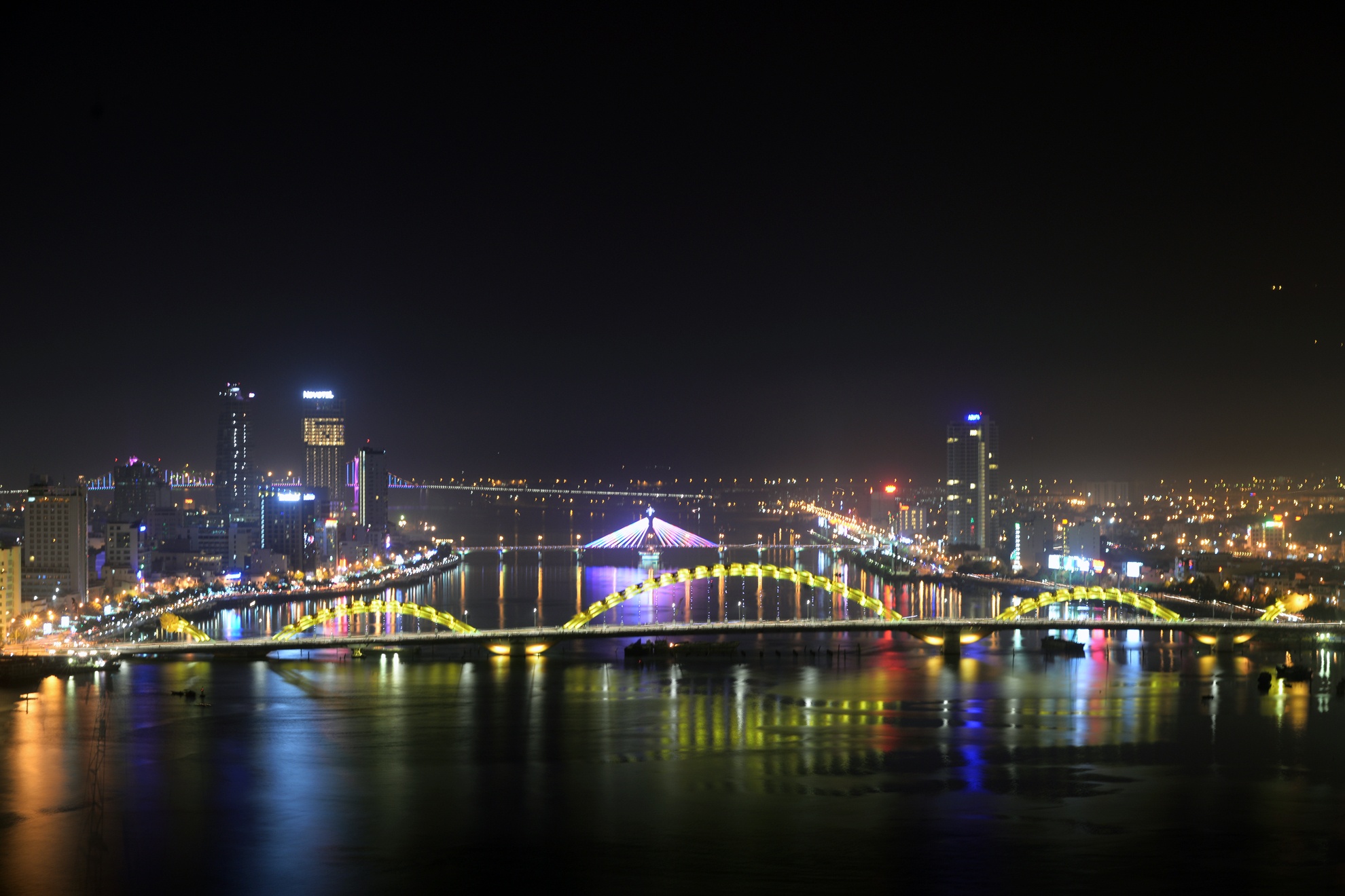 Ha Noi, Da Nang lot top 10 diem den hap dan nhat Chau A hinh anh