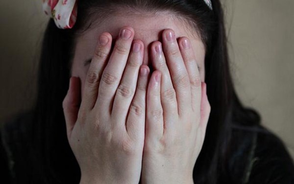 Be gai 5 tuoi bi ga hang xom loi vao bep ham hiep hinh anh