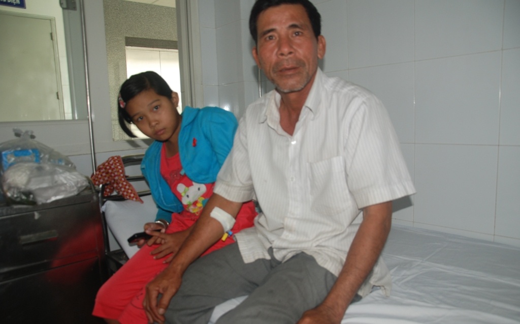 Ông Nguyễn Văn Hùng bị rắn lục cắn đang điều trị tại bệnh viện Đà Nẵng.