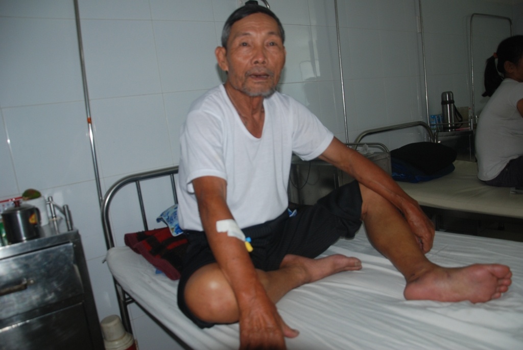 Ông Nguyễn Hoa, bị rắn lục đuôi đỏ cắn đang điều trị tại bệnh viện Đà Nẵng.