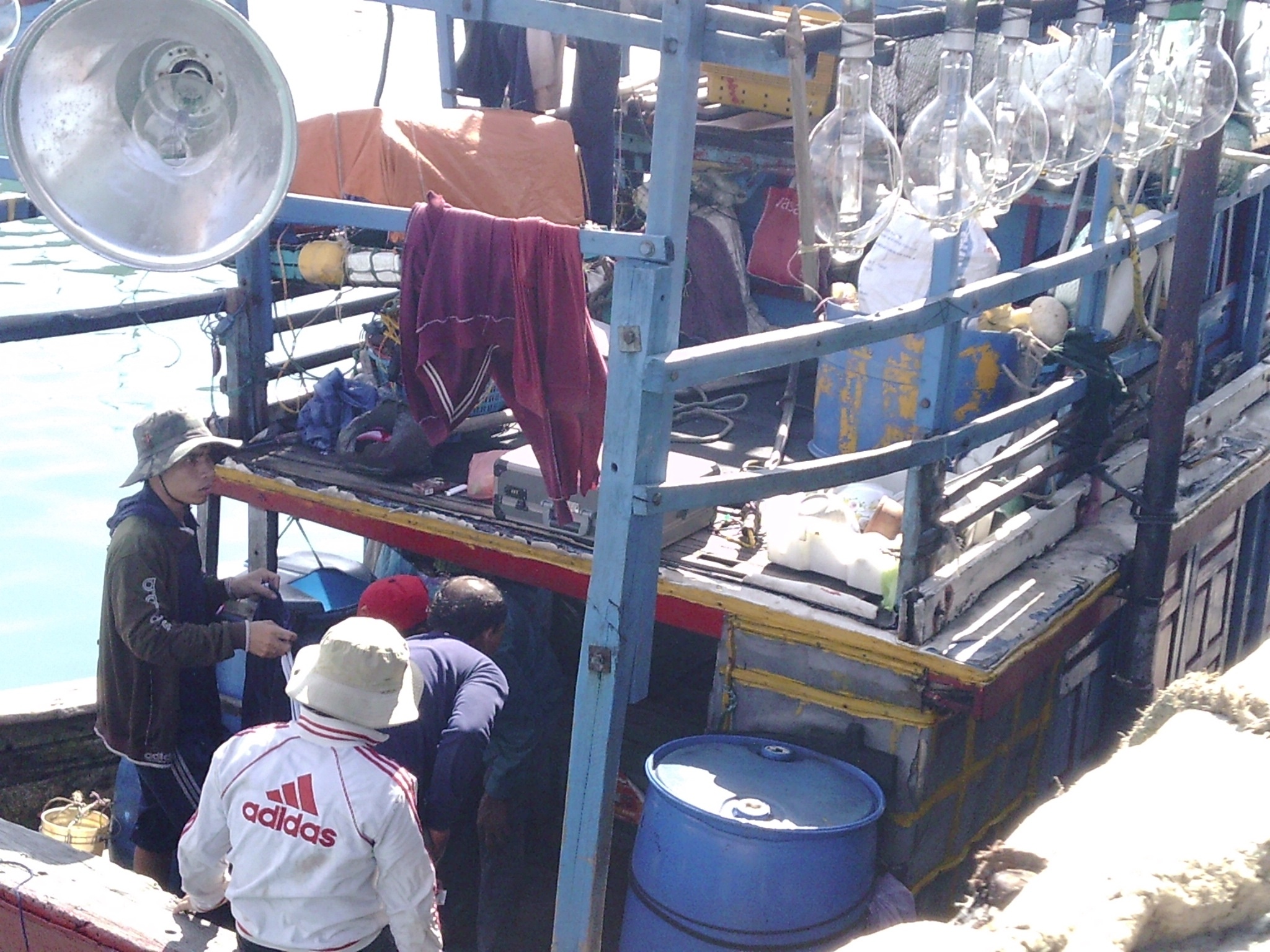Hai tau ca va cham tren bien, 1 ngu dan tu nan hinh anh