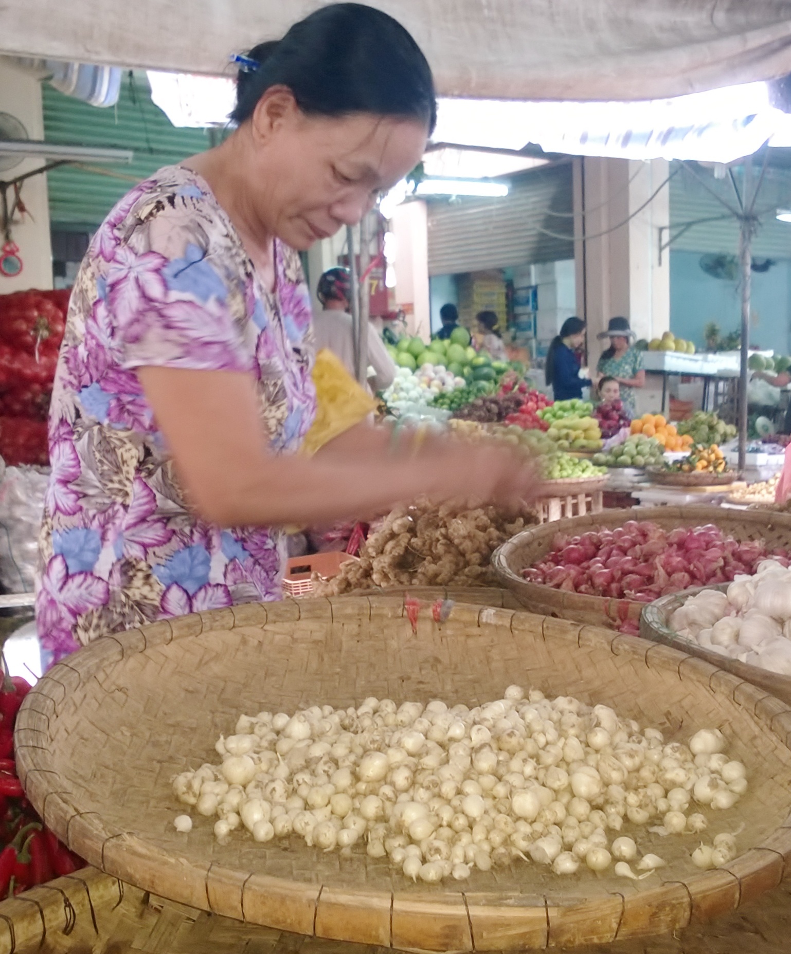 Bà Bảy (tiểu thương còn lại của chợ đầu mối Hòa Cường bán củ nén)