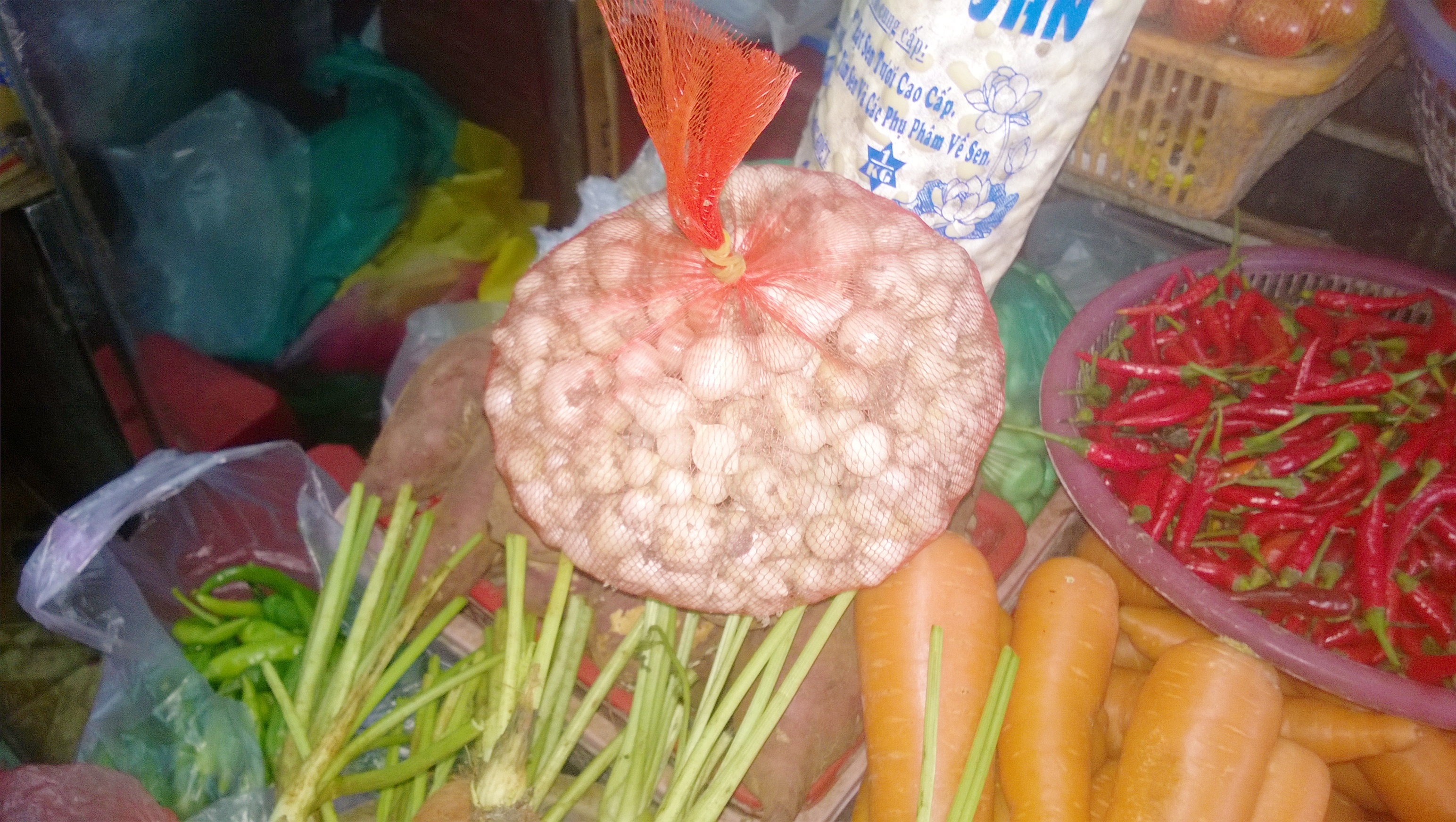 Theo kinh nghiệm dân gian, củ nén có tin dầu, mùi thanh và cay, chỉ cần ngửi mùi từ xa là rắn sẽ bỏ đi nơi khác.