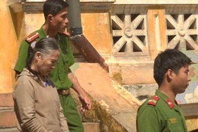 Liên bị công an áp giải ra Tòa.
