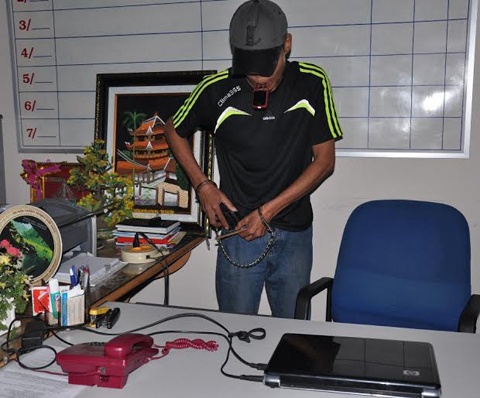 Vũ Mạnh Hùng đang thực nghiệm tại hiện trường vụ trộm.