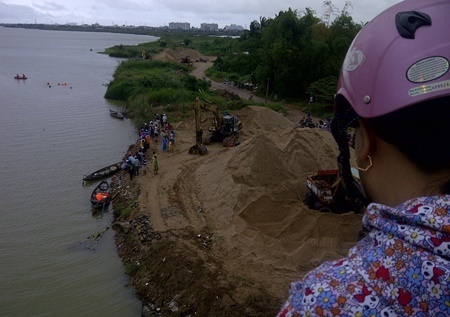 Nam sinh 9X de lai xe dap tren cau roi nhay song tu tu hinh anh
