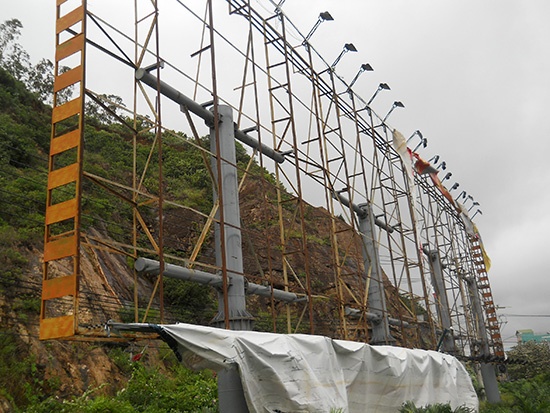 Tại xã đảo Nhơn Châu, bão số 4 đã làm sập 15m tường rào của Trường THCS tại địa phương. Hiện sóng ở biển khu vực Nhơn Châu rất lớn, chính quyền địa phương ngăn cấm không cho người dân khai thác thủy sản ven biển.