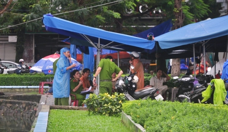 Thanh nien ngoi chet trong nha ve sinh cong cong hinh anh