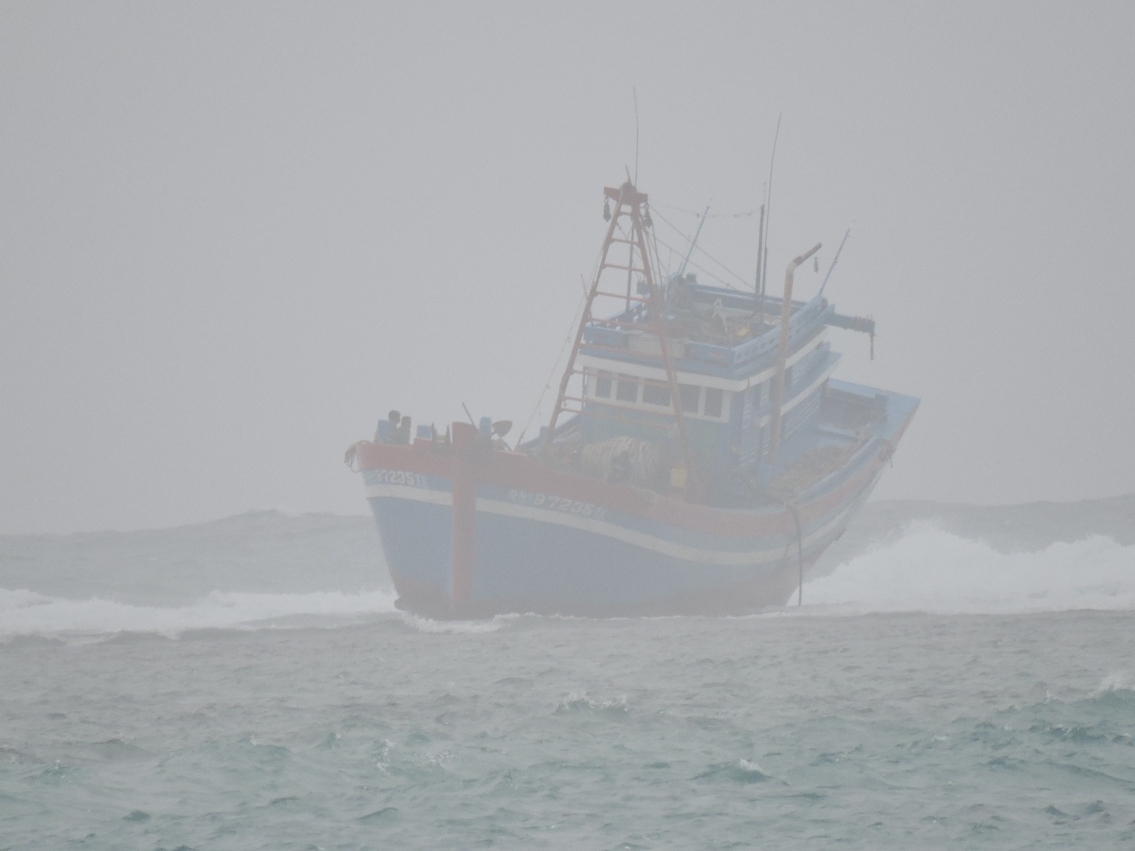 11 ngu dan tren tau ca mac can keu cuu ngoai bien hinh anh