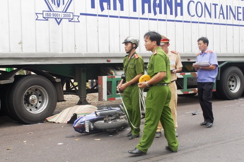 Qua duong thieu quan sat, bi xe container can chet hinh anh