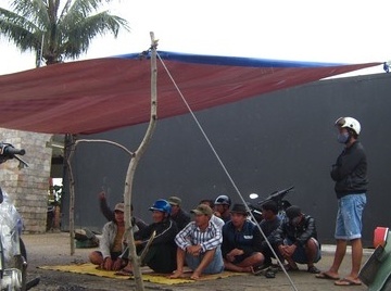 Hang tram nguoi dan dung trai bao vay nha may gay o nhiem hinh anh