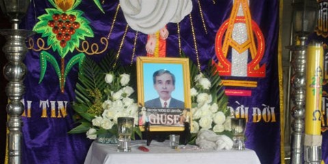 Mat mang vi cam nham tay chu nha khi nhay trong tiec cuoi hinh anh