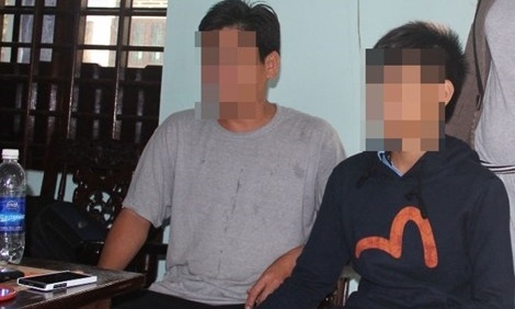 Xac minh thong tin nhieu nam sinh bi thanh nien ep quan he hinh anh