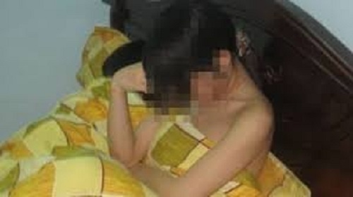 Thay boi du thieu nu 'quan he' de... cat tien duyen hinh anh