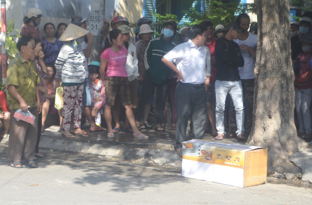 Ca khu pho nao loan vi quach boc mo nguoi chet hinh anh