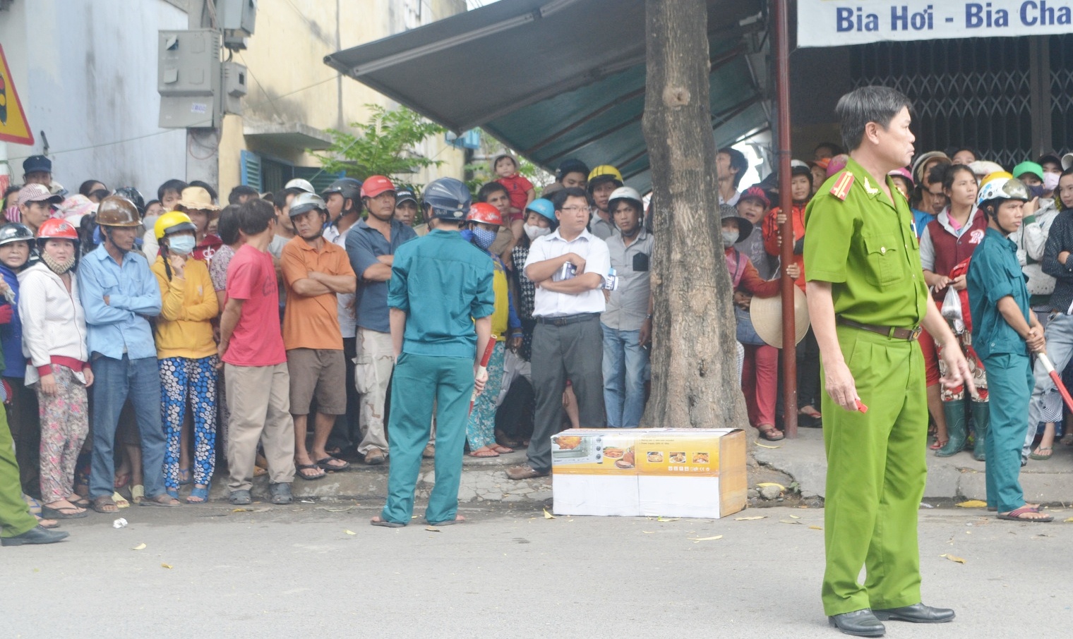 Theo một nhân chứng sinh sống tại khu vực này cho biết, khoảng 4 giờ sáng nay (9/12), một chiếc xe 7 chỗ đã đặt lại vật thể trên trước cửa nhà số 12 Đặng Tất. 