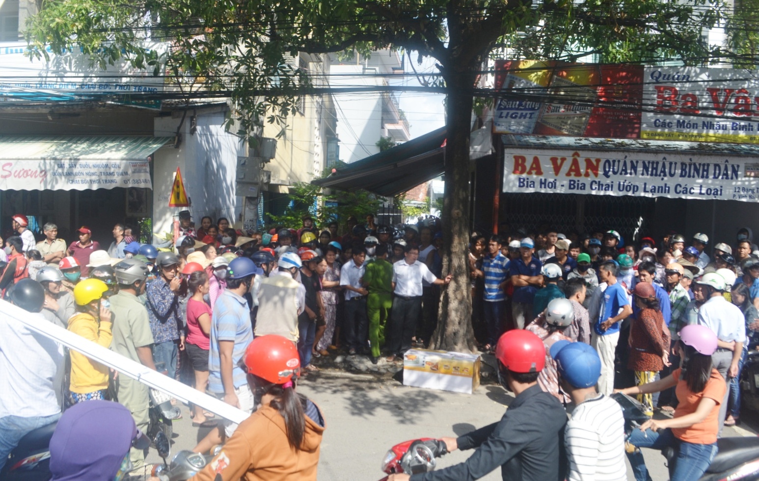 Theo ghi nhận tại hiện trường, vật thể trên là một hộp gỗ dài khoảng 1m, cao khoảng 50cm, được bọc bên ngoài bằng bìa các tông. Một người phụ nữ phát hiện thấy đã báo cho cơ quan chức năng. 