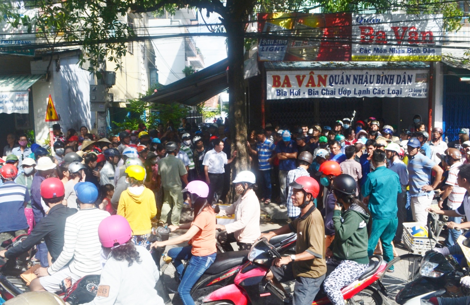 Rất đông người dân hiếu kỳ đã dừng lại xem, một số người còn trèo lên cổng để xem, gây tắc nghẽn đường Đặng Tất. 