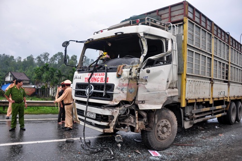 Xe tai tong xe khach dang cho 40 cong nhan hinh anh