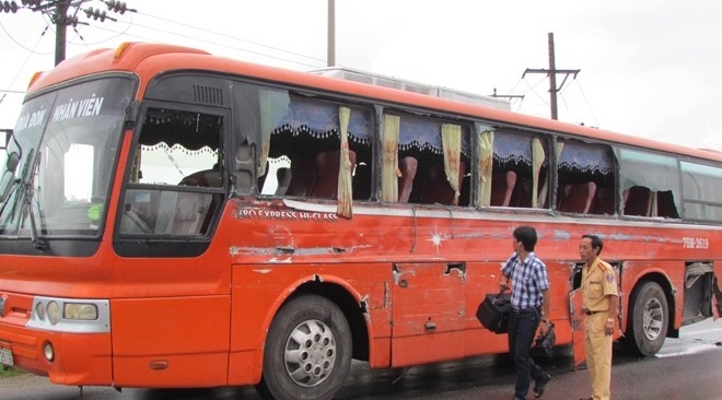 Chiếc xe khách cũng bị vỡ kính.