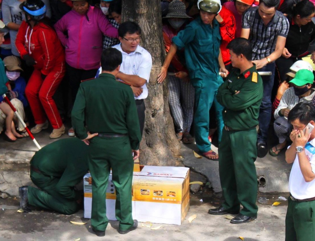 Huy dong cong binh ra bom, kiem tra chiec hom giua duong hinh anh