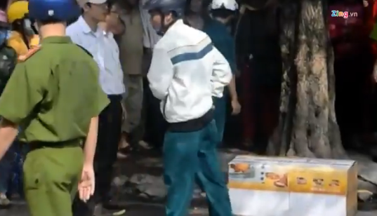 Ca khu pho nao loan vi chiec quan tai bo giua duong hinh anh