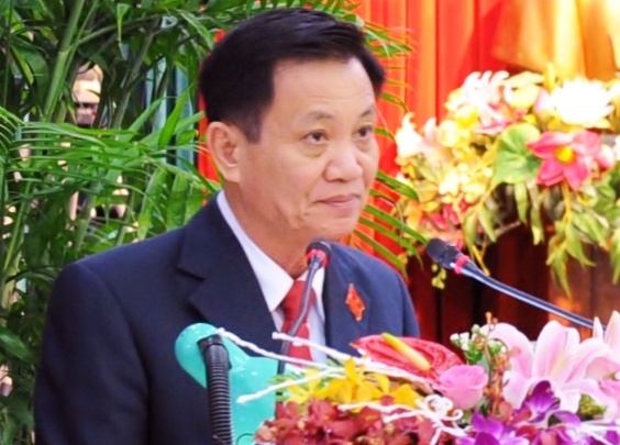 Bi thu Da Nang chuong mat voi canh hon nhau noi cong cong hinh anh