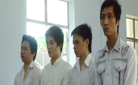 De nguoi, bit mieng thieu nu cho ban hiep dam hinh anh