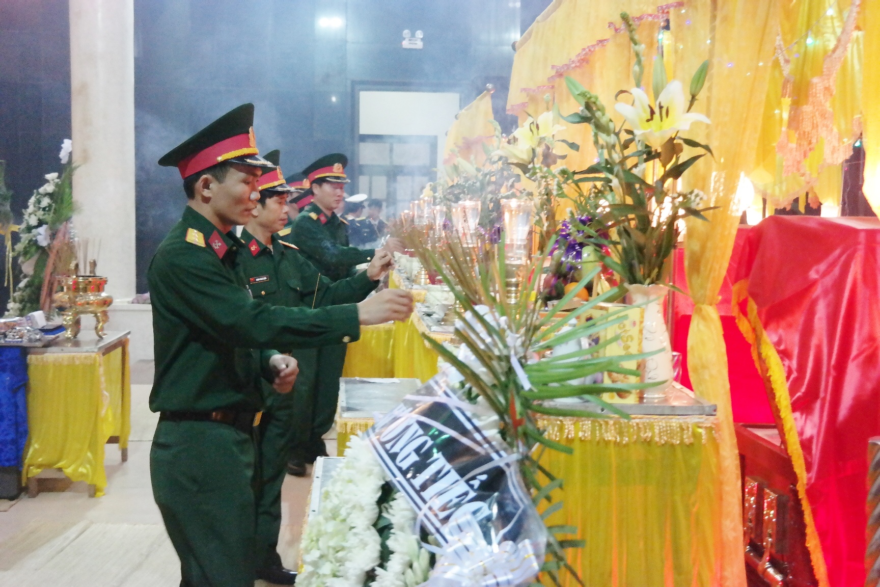 Đồng đội đến thắp hương viếng các chiến sỹ hy sinh.