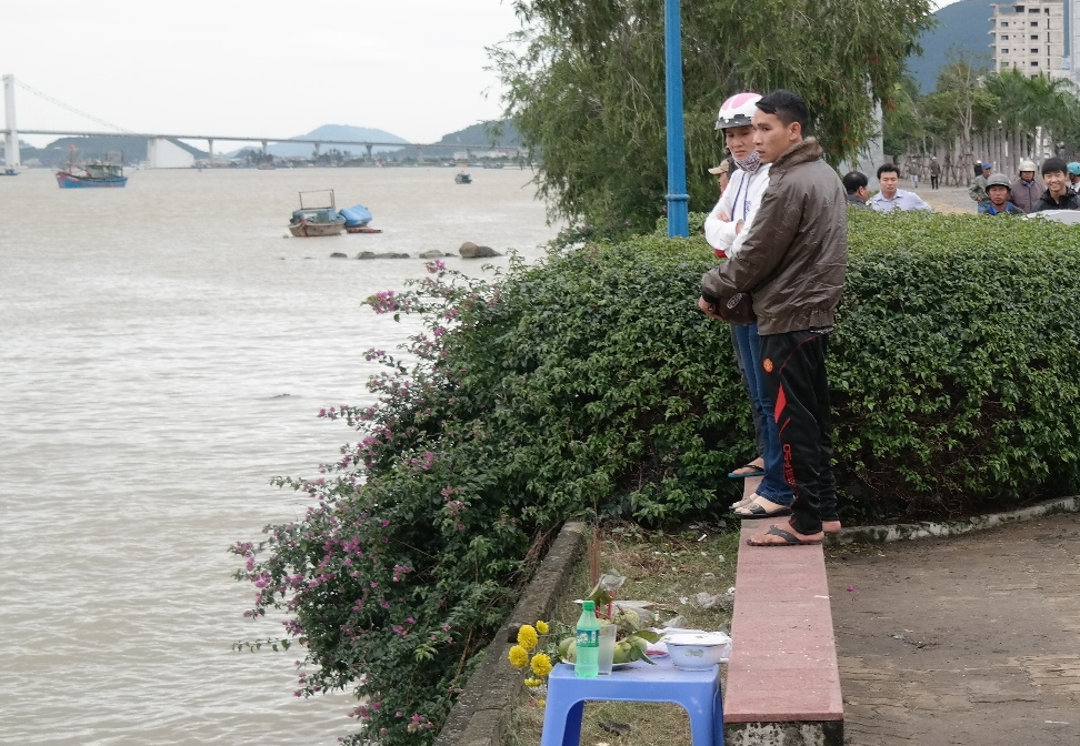 Co gai 18 tuoi khoc xin nguoi yeu dung nhay cau hinh anh