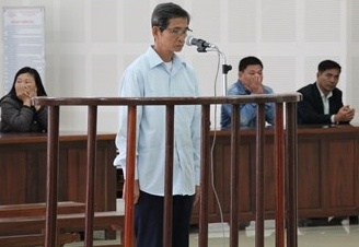 Thay giao chiem doat hon 500 trieu dong linh 7 nam tu hinh anh