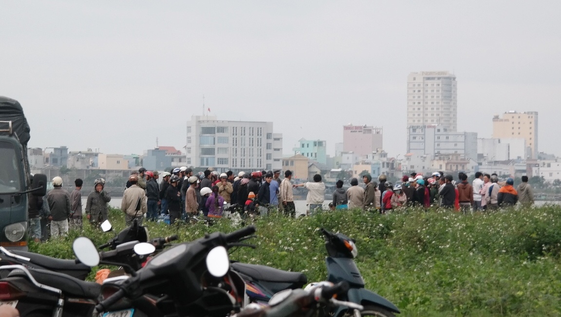 Tim thay thi the thanh nien tu tu truoc mat nguoi yeu hinh anh