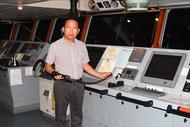 Bay ten cuop bien mang sung colt tan cong tau hang hinh anh