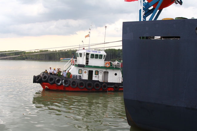 Bộ Công an tìm kiếm dấu vết ở khu vực mạn tàu - nơi toán cướp trèo lên tàu.