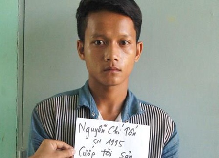 Tấn tại cơ quan điều tra.