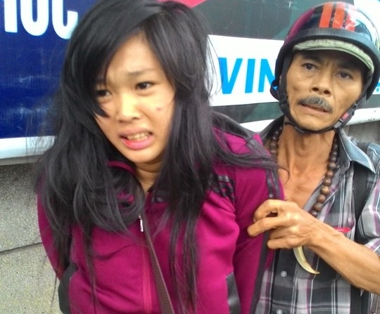 'Hiep si' cung cong an, dan quan bat cap nam nu giat iPhone hinh anh