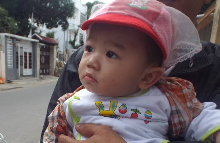 Dua be trai 7 thang tuoi bi bo roi vao lang tre SOS hinh anh