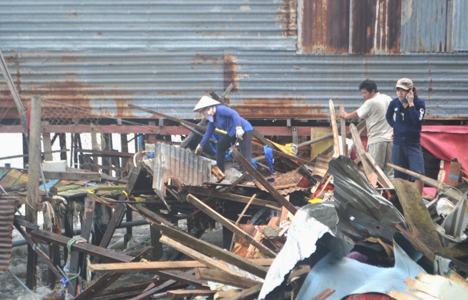 Ông Nguyễn Đình Chức, một trong 6 hộ bị sập nhà cho biết: “Khoảng 20 ngày 22/12, khi mọi sinh hoạt buổi tối đang diễn ra bình thường thì bất thần sóng lớn đánh sập một căn nhà. Khoảng 1 tiếng sau, 5 nhà khác cũng bị sập hoàn toàn và nhiều căn nhà khác bị sập một phần. Toàn bộ tài sản của chúng tôi đều bị sóng cuốn trôi vì không kịp di dời gì cả”. 