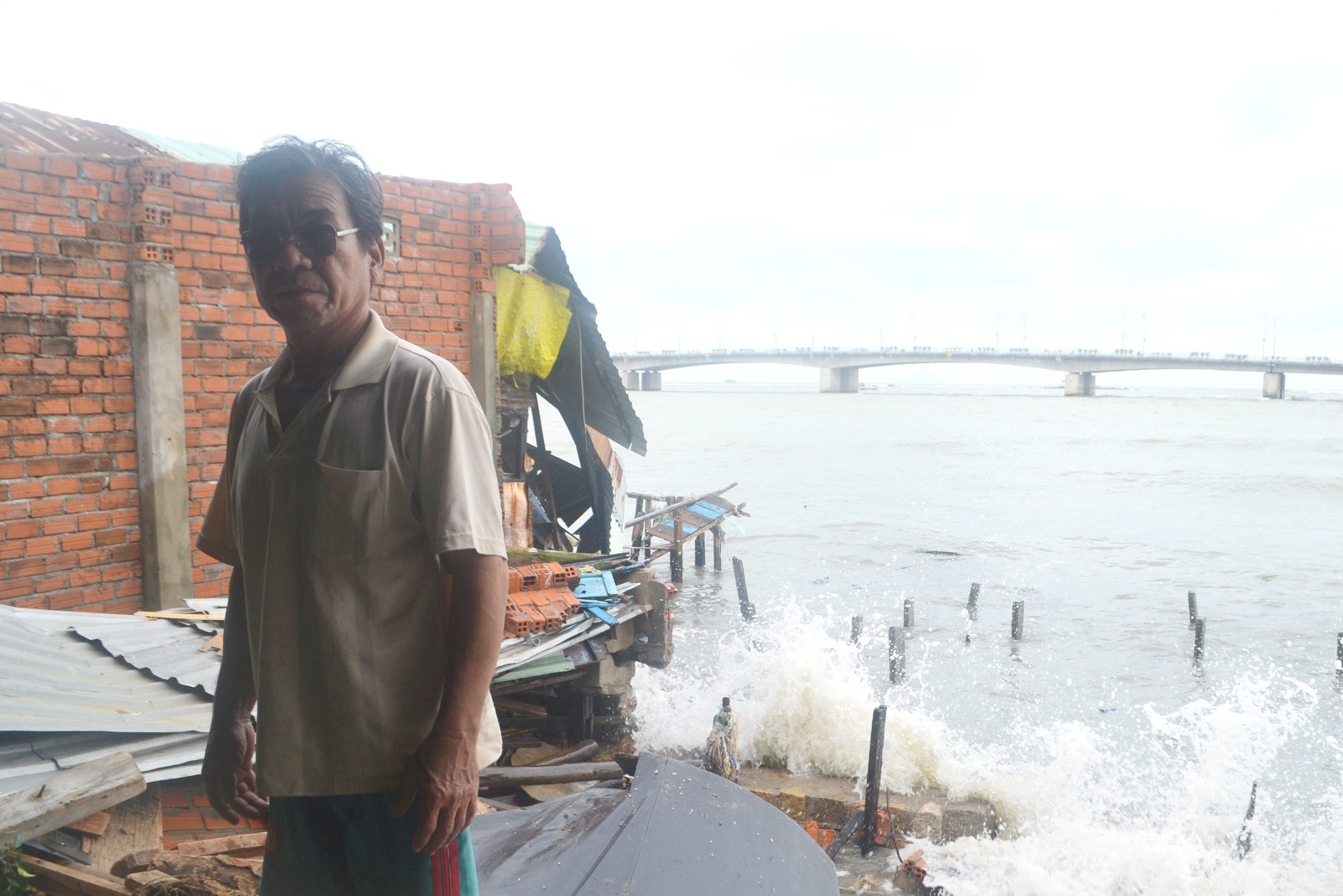 Ông Nguyễn Đình Chức, một trong 6 hộ bị sập nhà cho biết: “Khoảng 20 ngày 22/12, khi mọi sinh hoạt buổi tối đang diễn ra bình thường thì bất thần sóng lớn đánh sập một căn nhà. Khoảng 1 tiếng sau, 5 nhà khác cũng bị sập hoàn toàn và nhiều căn nhà khác bị sập một phần. Toàn bộ tài sản của chúng tôi đều bị sóng cuốn trôi vì không kịp di dời gì cả”. 