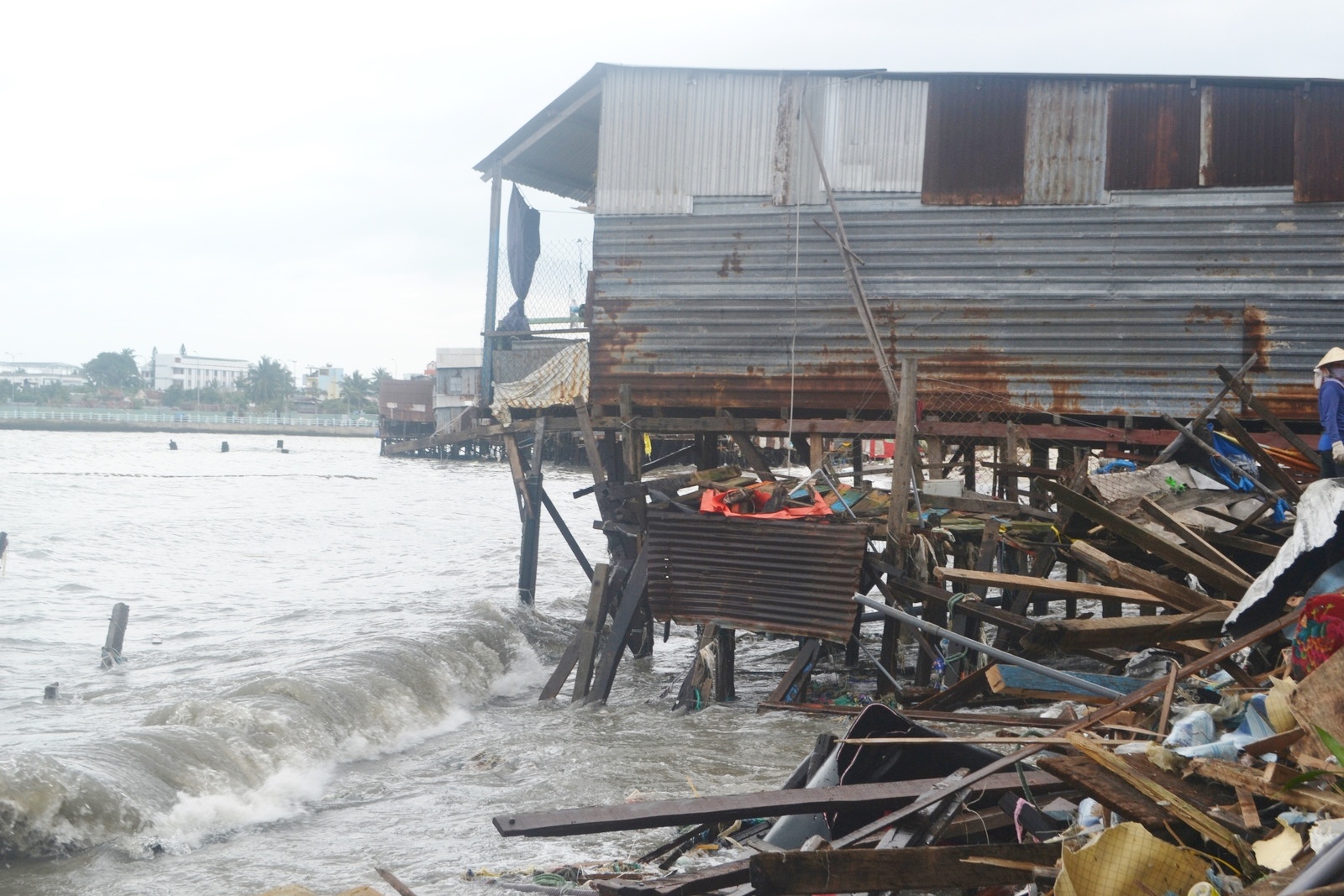 Ghi nhận tại hiện trường sáng 23/12, gần 20 căn nhà chồ tại khu vực sát cửa biển sông Cái (tổ 7, phường Vĩnh Phước, TP Nha Trang, tỉnh Khánh Hòa) bị sóng lớn đánh sập, trong đó 6 căn nhà bị sập hoàn toàn. 