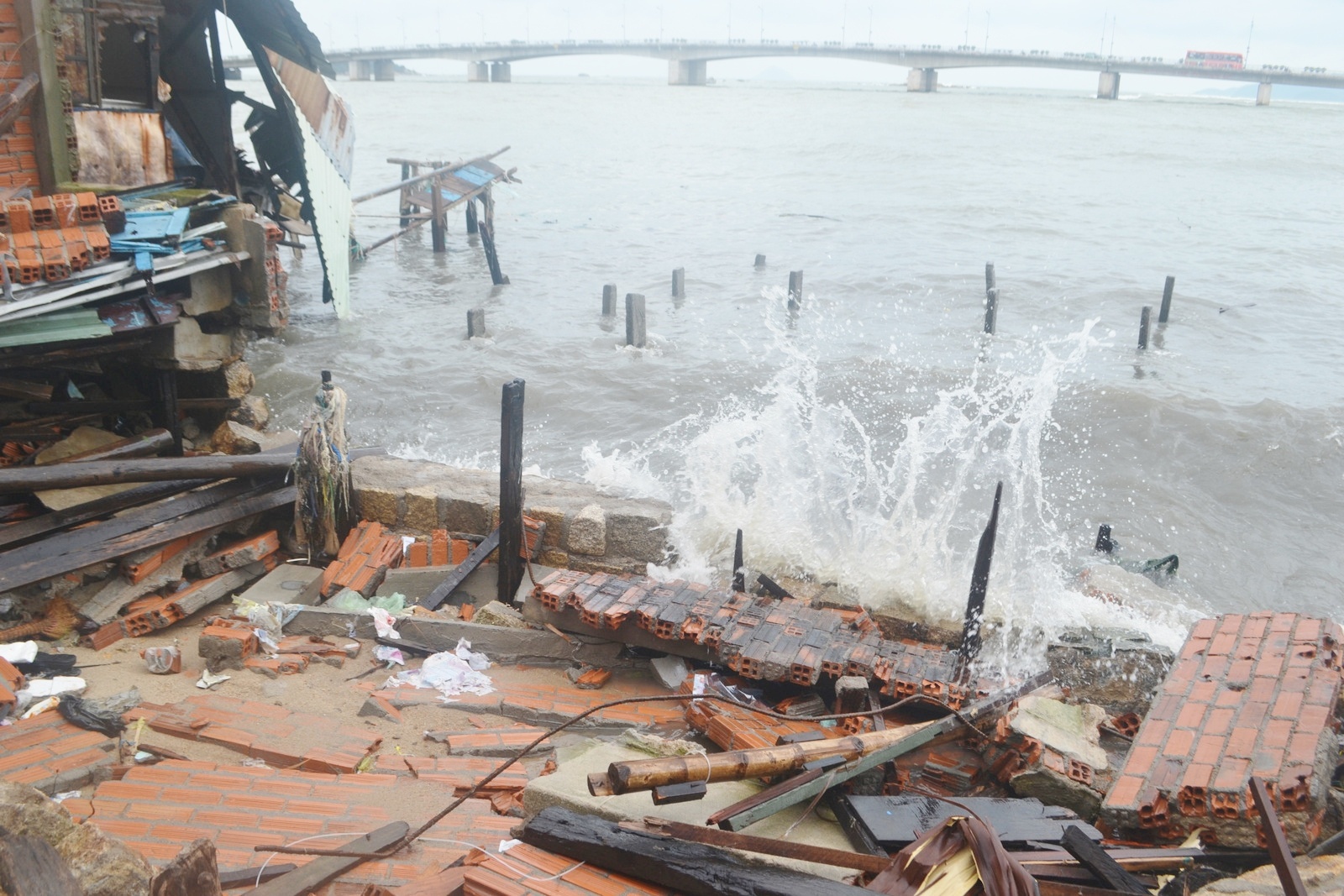 Theo tìm hiểu của phóng viên, Trên địa bàn phường Vĩnh Phước, TP. Nha Trang có khoảng 60 hộ dân ở 4 tổ dân phố 5,6,7,8 hiện đang sinh sống trong những căn nhà xây theo kiểu nhà chồ bằng các vật liệu tạm bợ, nhô ra sông. Đây là khu vực nguy hiểm, vào mùa mưa bão, sóng lớn có thể đánh sập bất cứ lúc nào. UBND phường Vĩnh Phước cũng đã kiến nghị vấn đề này lên UBND thành phố và UBND tỉnh nhưng hiện tại do chưa tìm được quỹ đất nên chưa thể tiến hành di dời những hộ dân này.