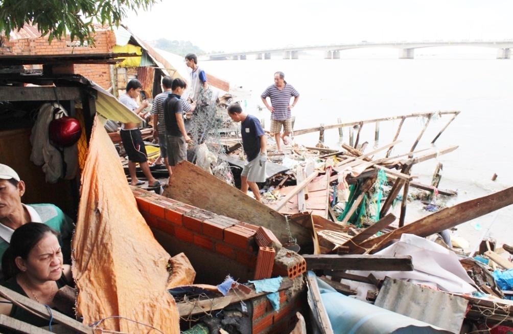 Song cuon sap 16 can nha, dan bo chay trong dem hinh anh