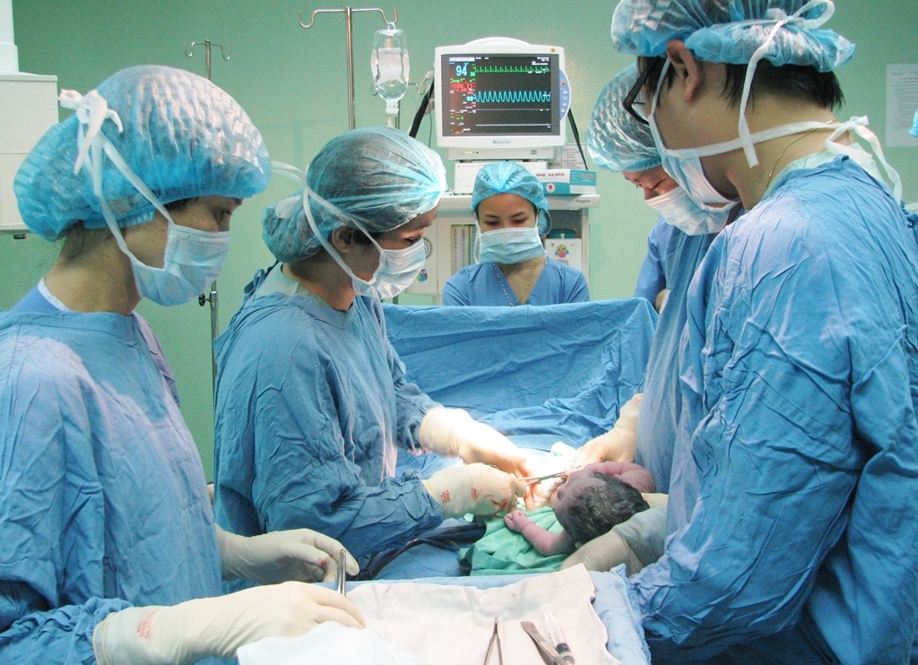 Ba em be chao doi bang phuong phap thu tinh trong ong nghiem hinh anh