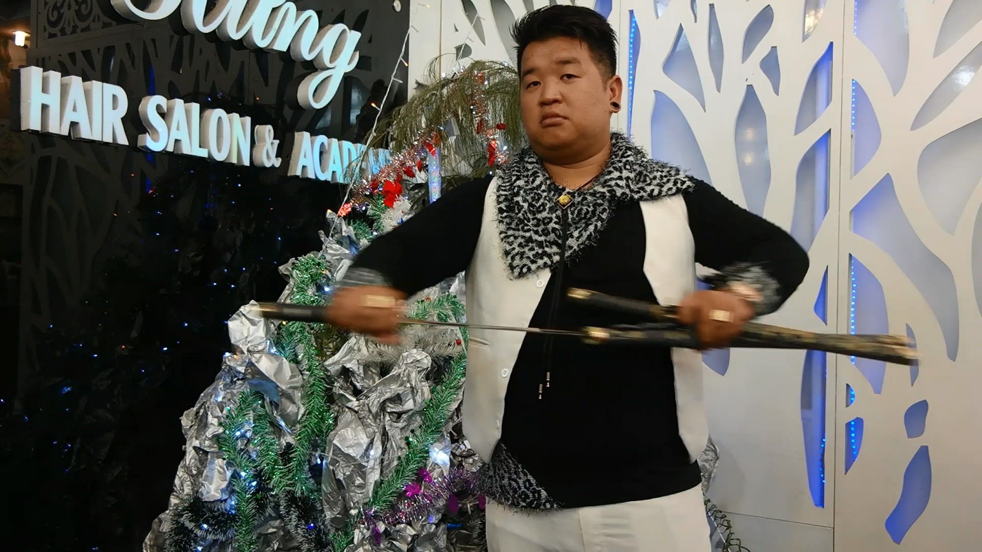 Anh xin tiền gia đình mở tiệm cắt tóc đầu tiên ở trên phường Hòa Khánh (quận Liên Chiểu, TP. Đà Nẵng). Bước đầu, ít ai biết về tiệm tóc của anh, nhưng với một phong cách và kỹ thuật tạo mẫu độc đáo, tiệm của anh Hưng nhanh chóng thu hút được nhiều khách hàng và từ đó Hưng đã tạo cho mình một thương hiệu riêng.