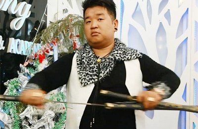 Chan dung quai kiet cat toc bang 2 thanh kiem Nhat hinh anh