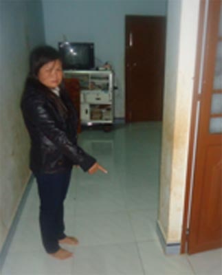 Cô giáo Ngân chỉ vào căn phòng đã trói cháu Nghĩa.