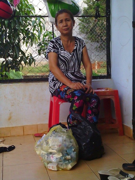 Bà Tuyền bên đống thuốc giúp em trai thoát chết.